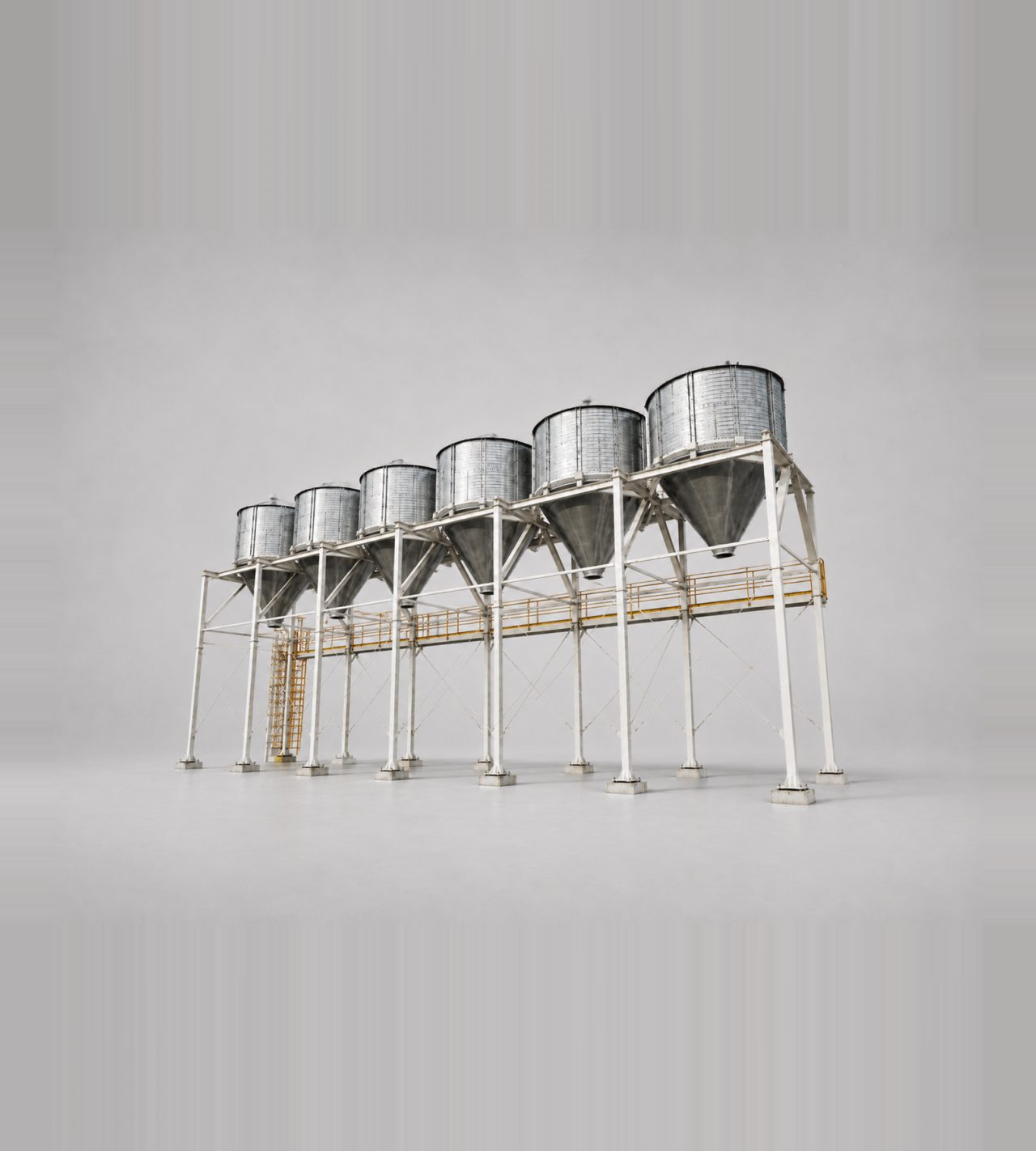 Batería de silos de expedición sobre estructura metálica fabricados por Giuliani Hermanos