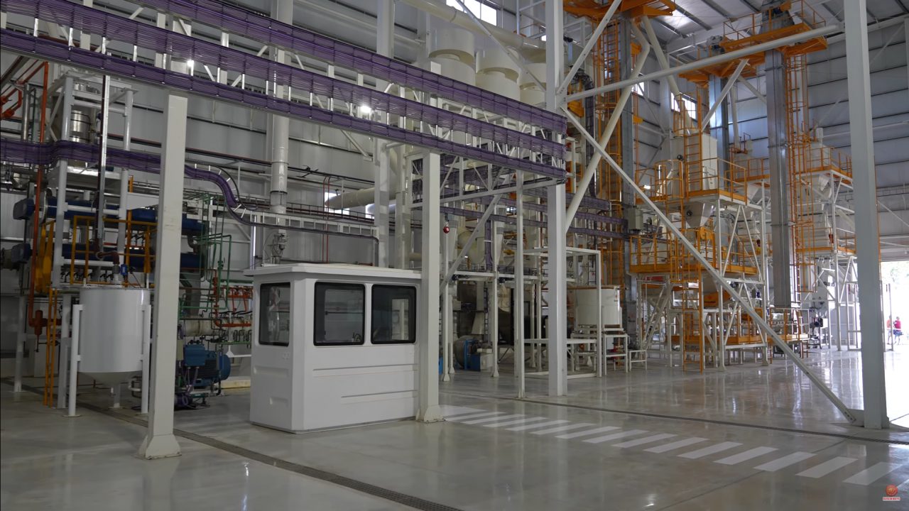 Interior de una planta de pet food, con transportadores aéreos y cabina de control de línea