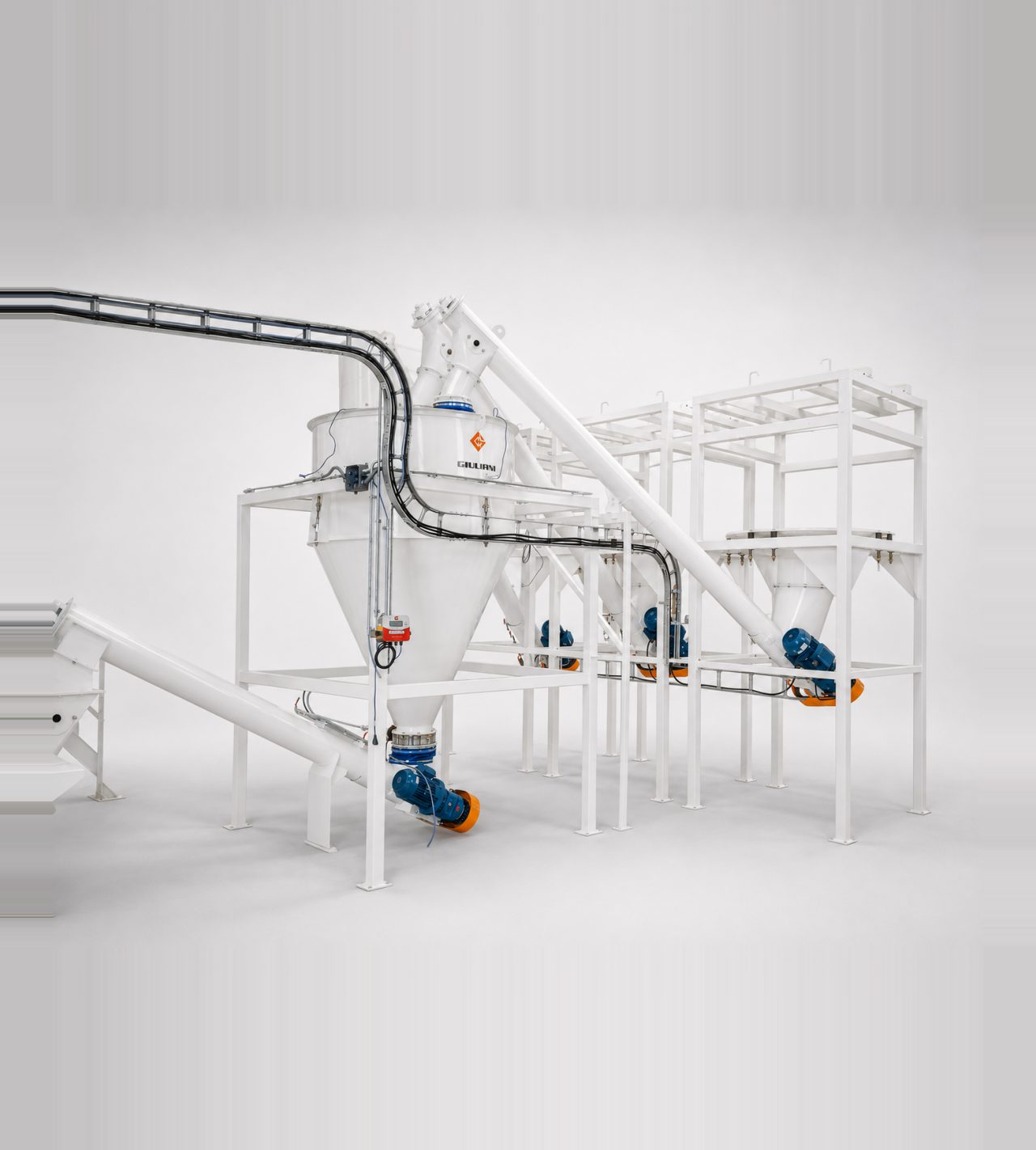 Sistema de dosificación de materias primas: tolvas, transportadores y balanza de una línea de alimento balanceado