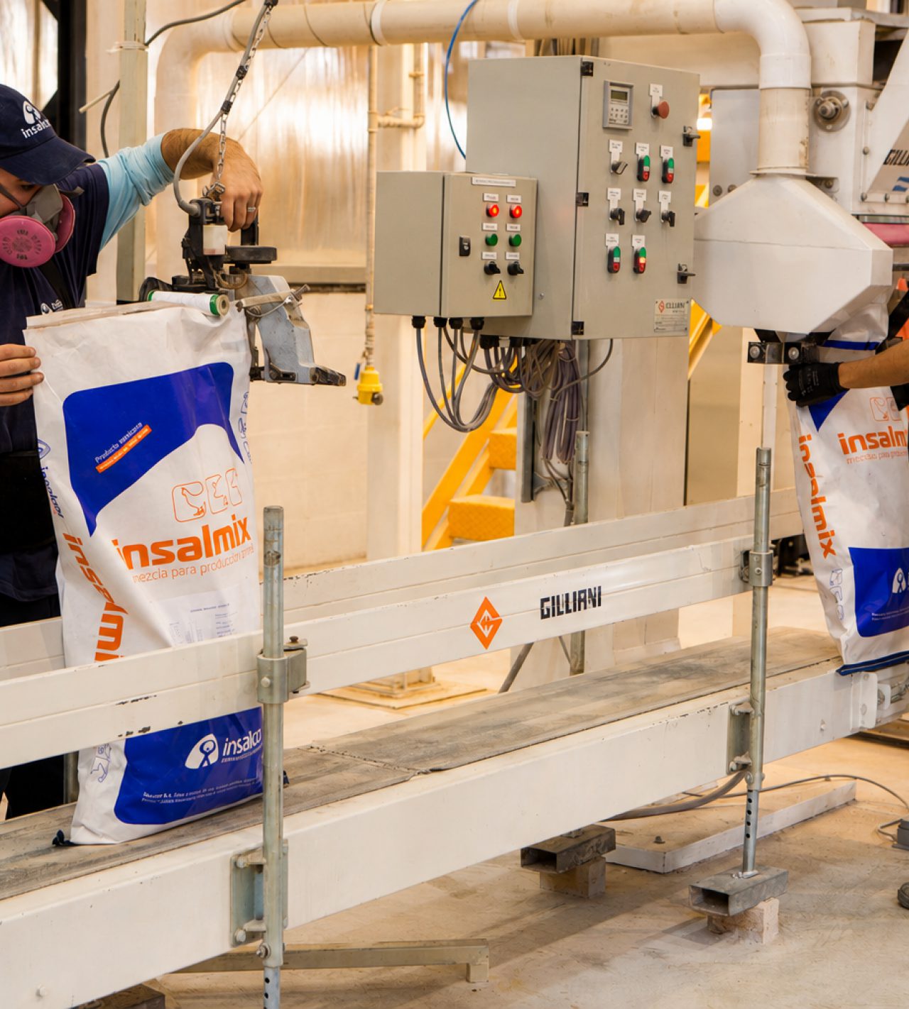 Operarios embolsando alimento balanceado en una línea de envasado