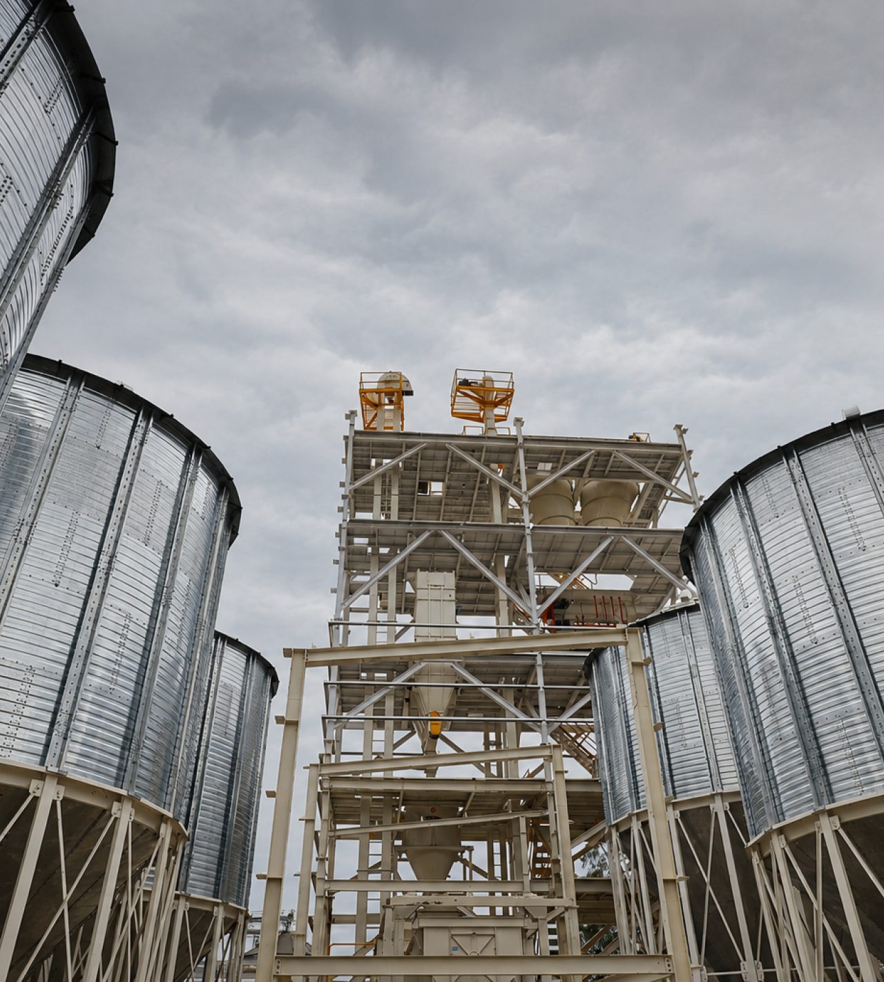 Planta de acopio: silos metálicos y torre de transporte de materias primas